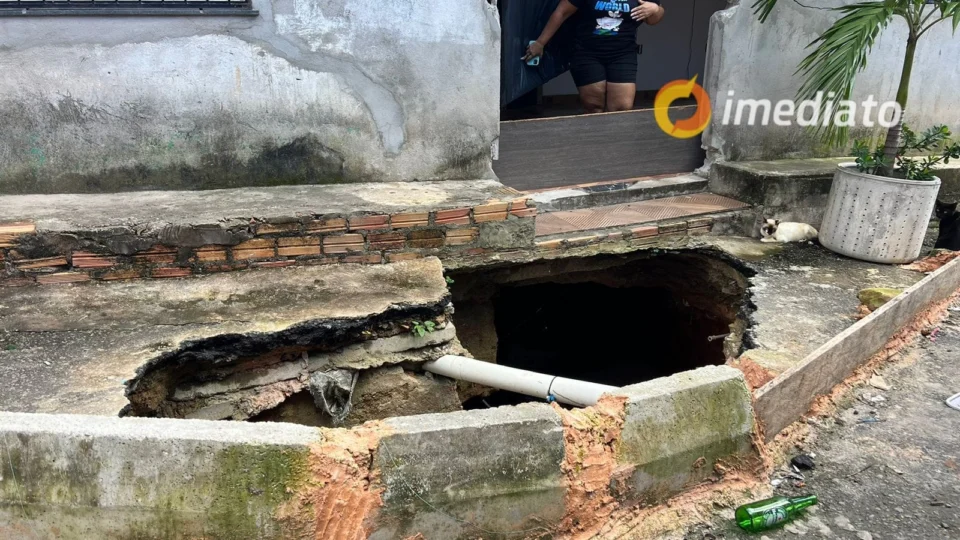 Casa corre risco de desabar após cratera invadir rua no bairro Novo Israel