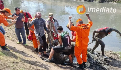 Após mais de 10 horas, homem é retirado de dentro de bueiro no bairro Japiim em Manaus