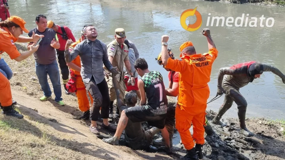 Após mais de 10 horas, homem é retirado de dentro de bueiro no bairro Japiim em Manaus