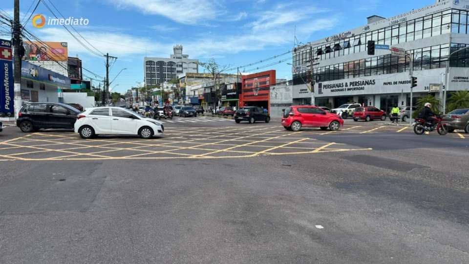 Trecho da Avenida Djalma Batista é interditado para obra de implantação de esgoto