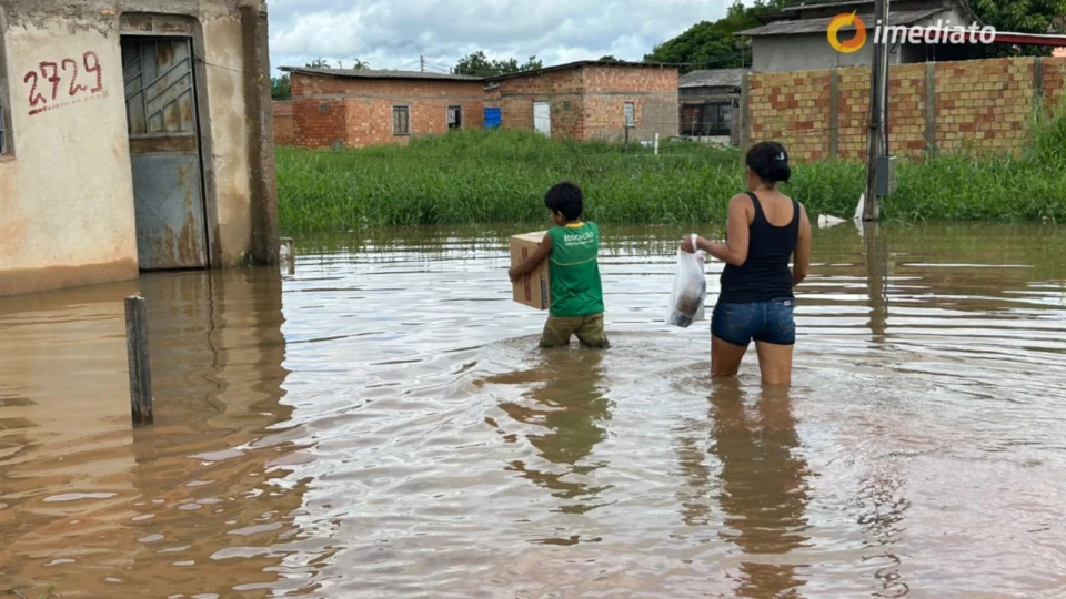 Vídeo: Boa Vista é tomada por alagação durante forte chuva na madrugada desta segunda-feira (24)