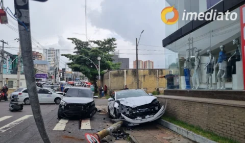 Carro em alta velocidade colide em outros dois veículos na Avenida João Valério