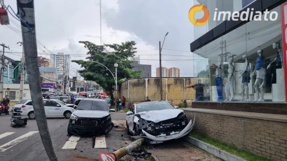 Carro em alta velocidade colide em outros dois veículos na Avenida João Valério