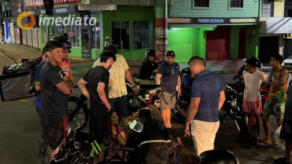 Passageira fica gravemente ferida após colisão entre motos no bairro Coroado