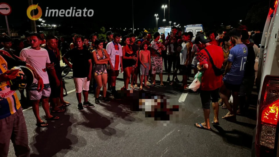 Motociclista morre após colidir com ambulância no Novo Aleixo; passageira ficou ferida