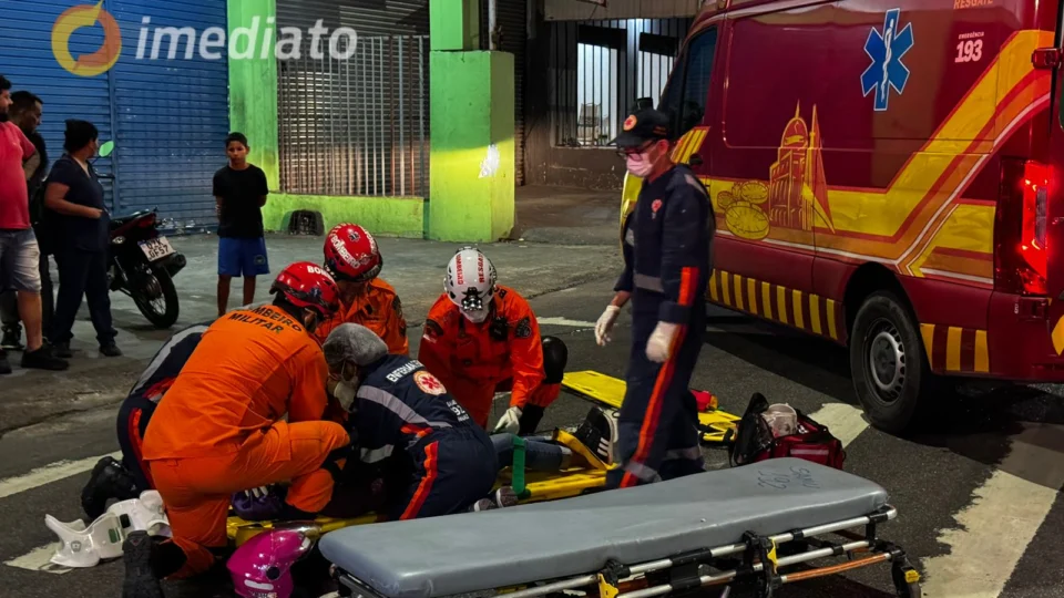 Mulher fica ferida após colisão de carro com moto no bairro Cachoeirinha