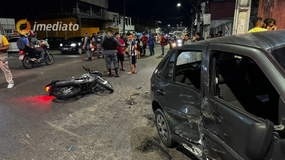 Motociclista fica gravemente ferido após colidir com carro no Novo Aleixo
