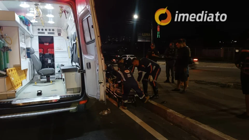 Motociclista por app e passageira ficam feridos durante acidente na Avenida das Torres