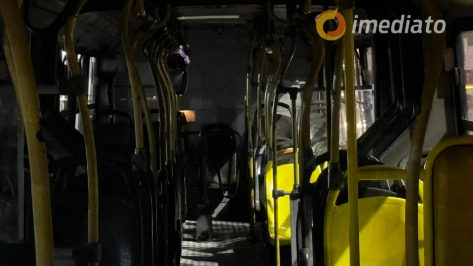 Criminosos aterrorizam passageiros dentro de ônibus da linha 640 em Manaus