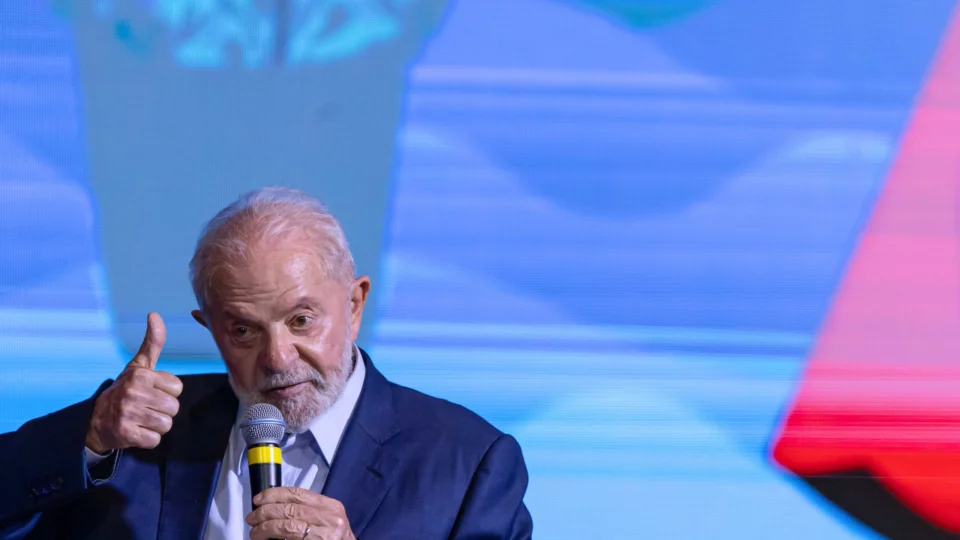 Lula nega que Venezuela seja uma ditadura e critica concentração de riqueza no Brasil