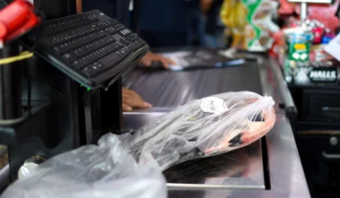 Supermercado de Manaus é autuado por vender peixe com peso e preço alterados