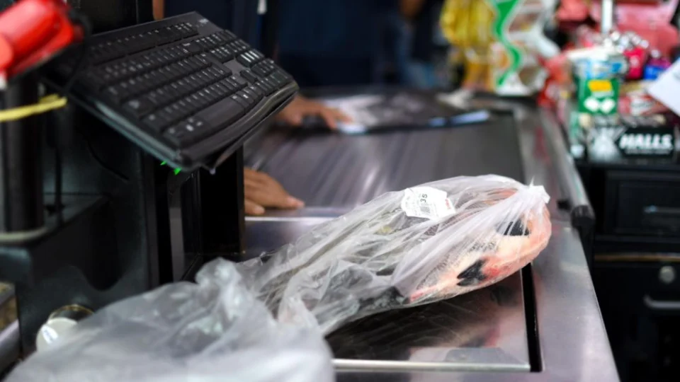 Supermercado de Manaus é autuado por vender peixe com peso e preço alterados