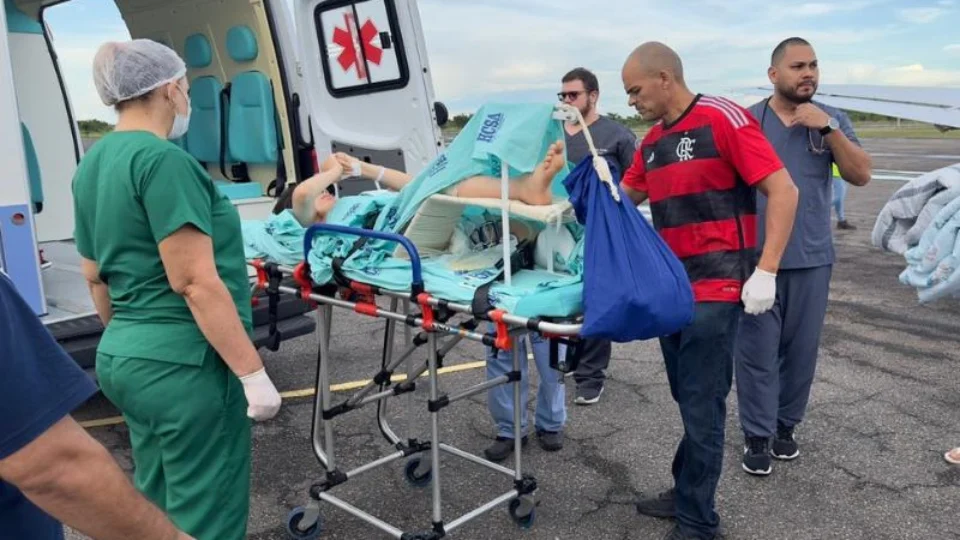 Integrantes de quadrilha junina feridos na BR-174 voltam a Manaus de avião