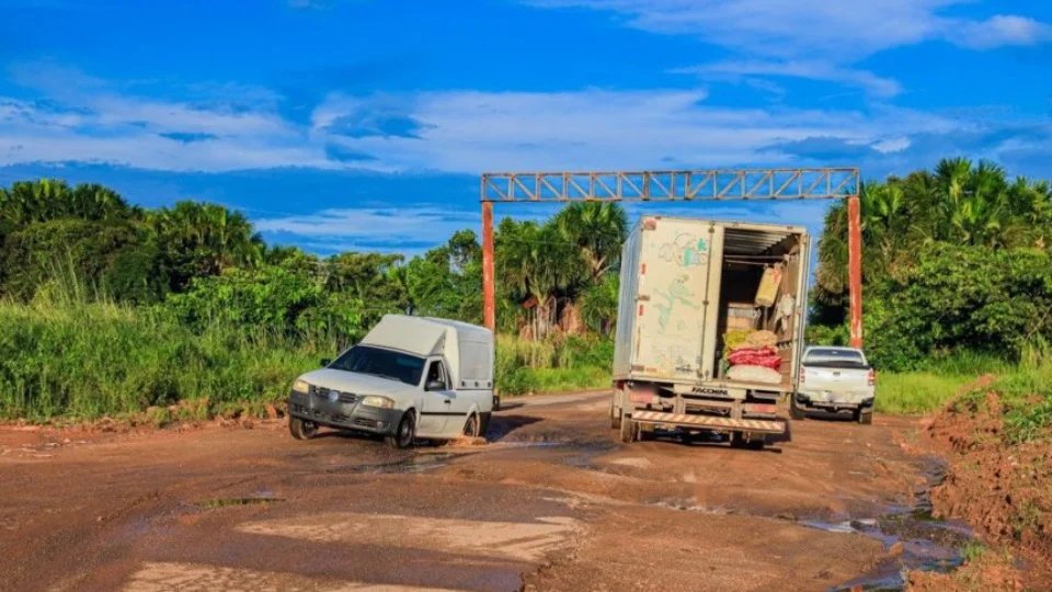 Situação do trecho da BR-210 em Caroebe está intrafegável, causa transtornos a moradores