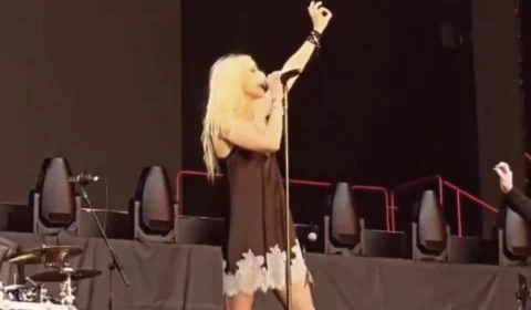 VEJA:Taylor Momsen é mordida por Morcego durante show na Espanha
