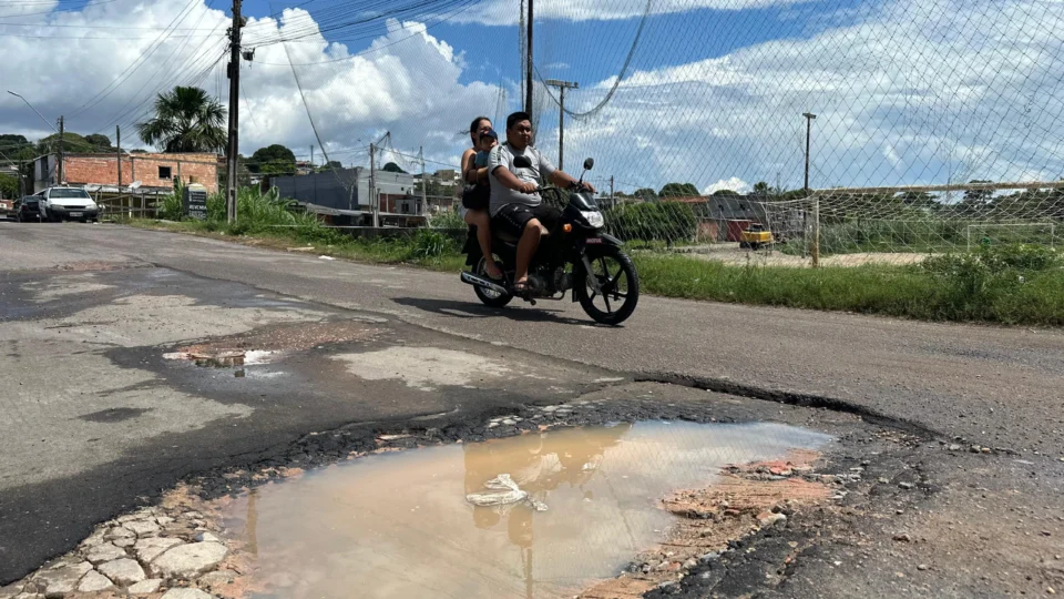 Moradores da rua Rio Negro denuciam problemas de infraestrutura no bairro Riacho Doce
