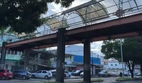 DESCASO | Passarela que liga o Hospital Adriano Jorge à UEA na Avenida Carvalho Leal está abandonada.