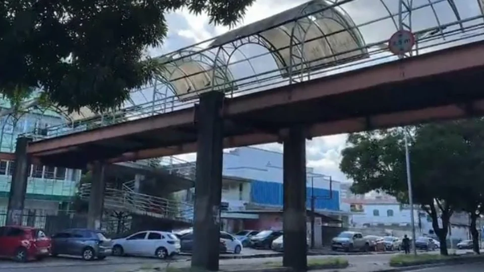 DESCASO | Passarela que liga o Hospital Adriano Jorge à UEA na Avenida Carvalho Leal está abandonada.