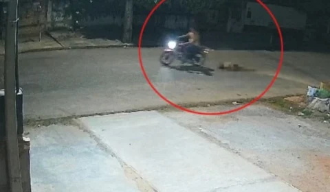 IMAGEM FORTE: mulher é morta a facadas e tem corpo arrastado por 3 quadras