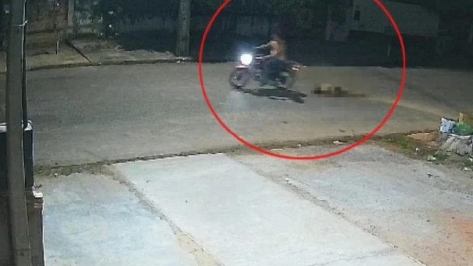 IMAGEM FORTE: mulher é morta a facadas e tem corpo arrastado por 3 quadras