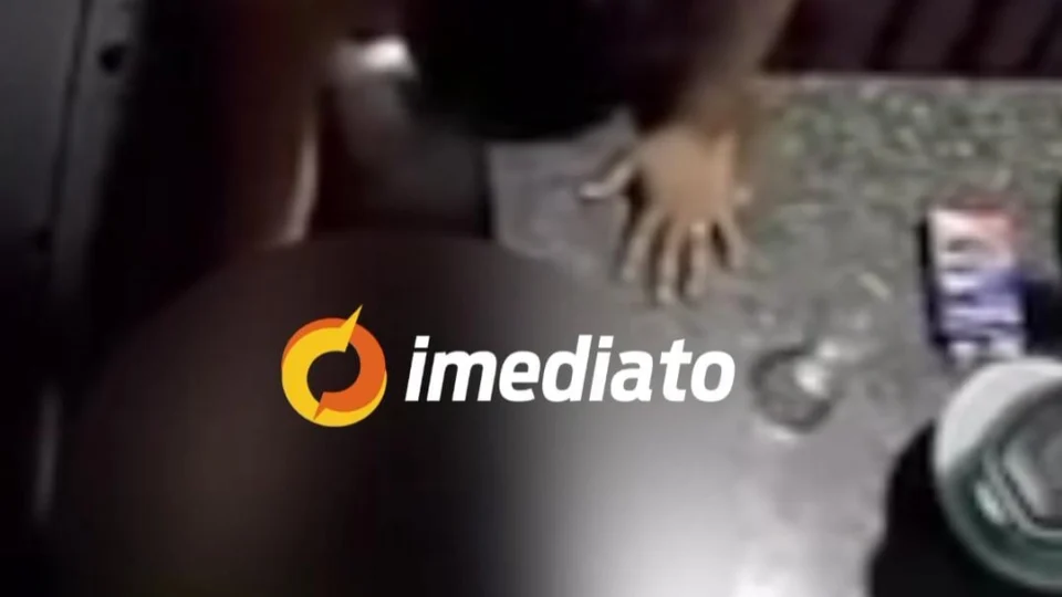 Câmera de segurança registra o momento  em que madrasta espanca enteada na Compensa