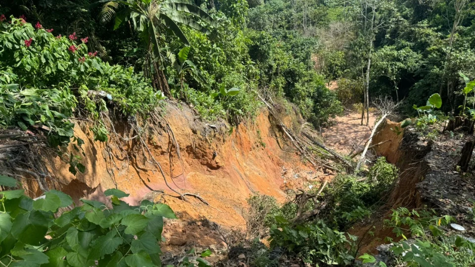 Encanamento de Esgoto causa risco de desabamento no Mauazinho