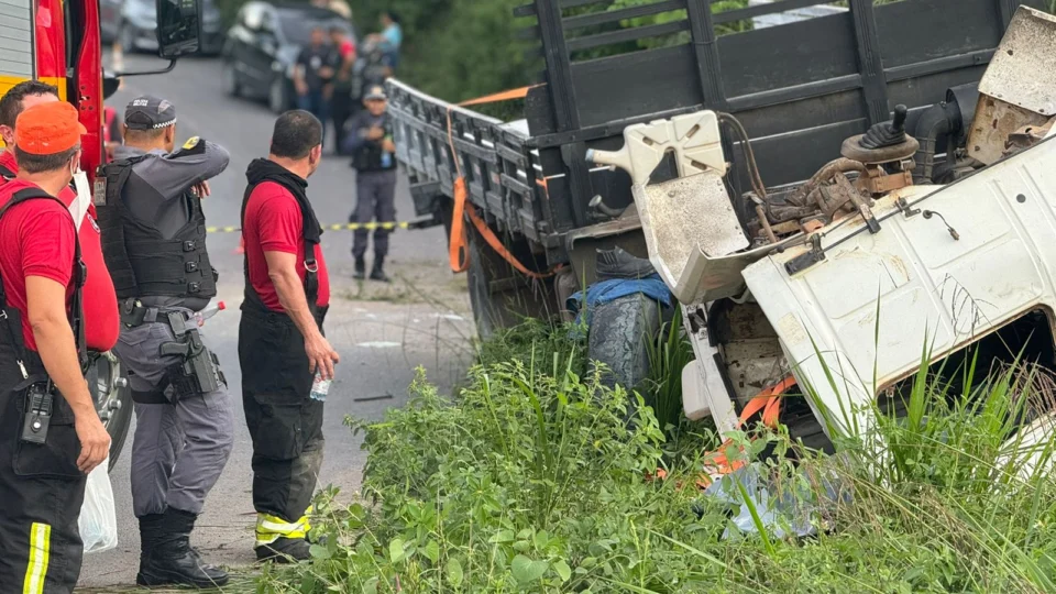 Motorista de caminhão morre esmagado nas ferragens após cabine se desprender da carroceria
