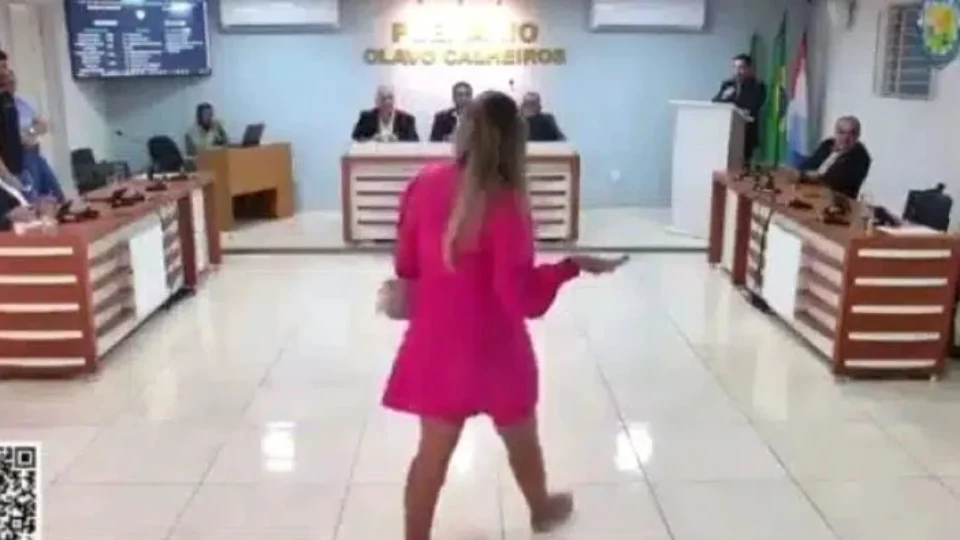 Grávida invade sessão na Câmara de Murici (AL) para cobrar reconhecimento de paternidade de Vereador