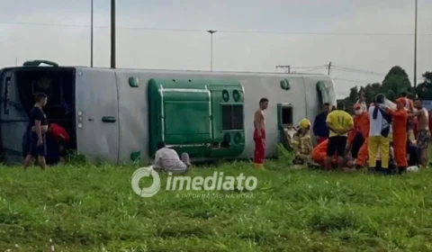 Ônibus que transportava quadrilha  tomba em Roraima