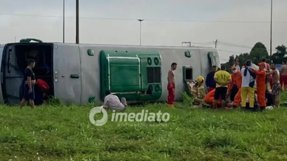 Ônibus que transportava quadrilha  tomba em Roraima