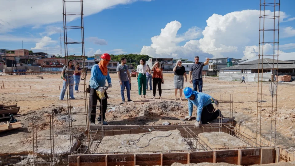 Governo do Amazonas recebe visita de representantes do ministério na obra da Casa da Mulher Brasileira