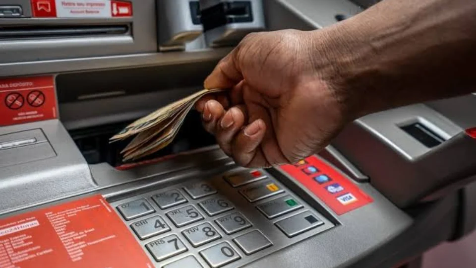 Alter do Chão entra de vez na era Digital com a retirada do único caixa eletrônico da vila