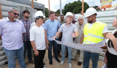 Prefeito David Almeida anuncia a construção de rampa de acesso à praia na orla da Ponta Negra