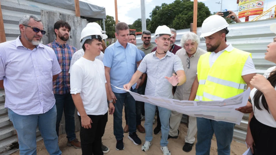 Prefeito David Almeida anuncia a construção de rampa de acesso à praia na orla da Ponta Negra
