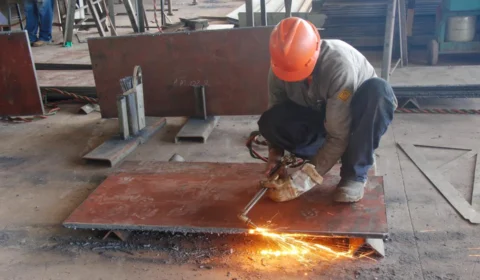 Alunos do curso de solda entram na fase prática da qualificação profissional