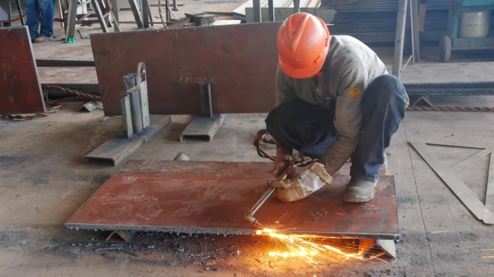 Alunos do curso de solda entram na fase prática da qualificação profissional