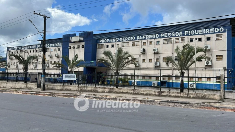 Moradores denunciam constantes assaltos na hora da saída de alunos da escola Eng. Sérgio Alfredo do bairro Cidade de Deus
