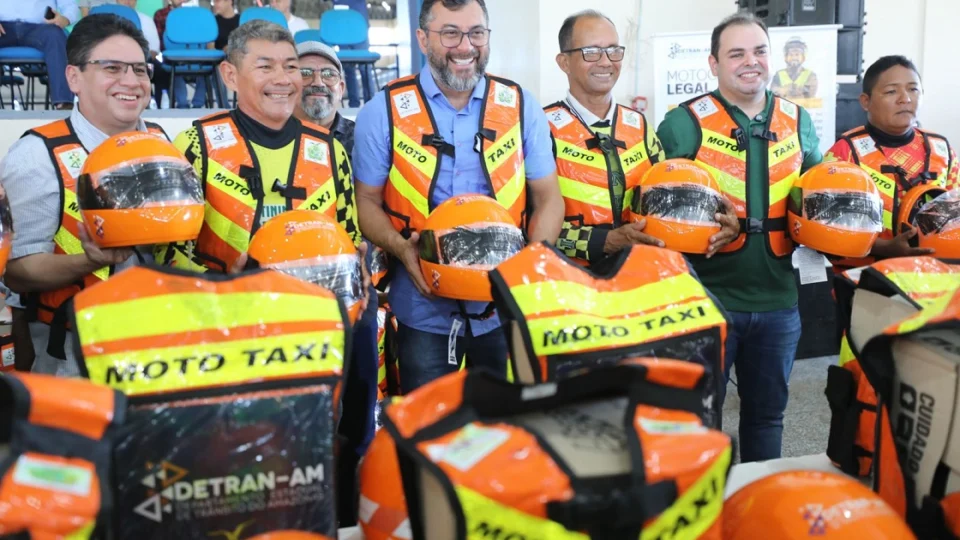 ‘Motociclista Legal’: Detran-AM entrega 350 kits de segurança para mototaxistas no município de Manicoré