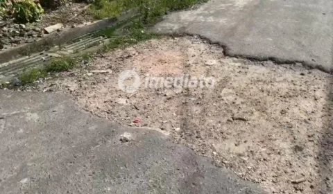 Rua esburacada de ‘ponta a ponta’ causa transtorno no Jorge Teixeira