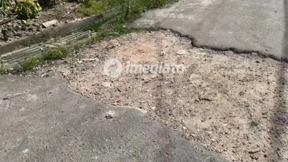 Rua esburacada de ‘ponta a ponta’ causa transtorno no Jorge Teixeira