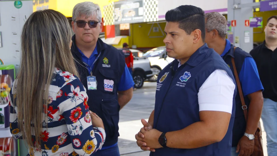 Deputado Mário César Filho coordena ação com Comissão de Defesa do Consumidor para fiscalizar posto de combustível