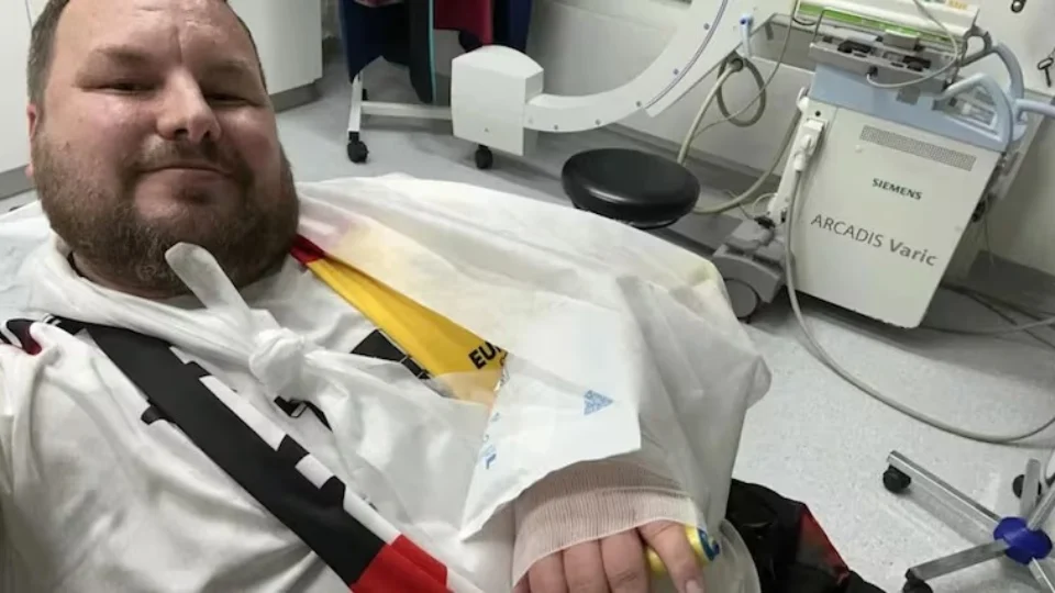 Atacante da Alemanha quebra a mão de torcedor com ‘bolada’