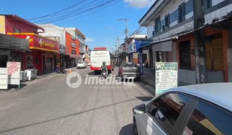 Homem é espancado após roubar mercadinho em rua de delegacia Novo Aleixo