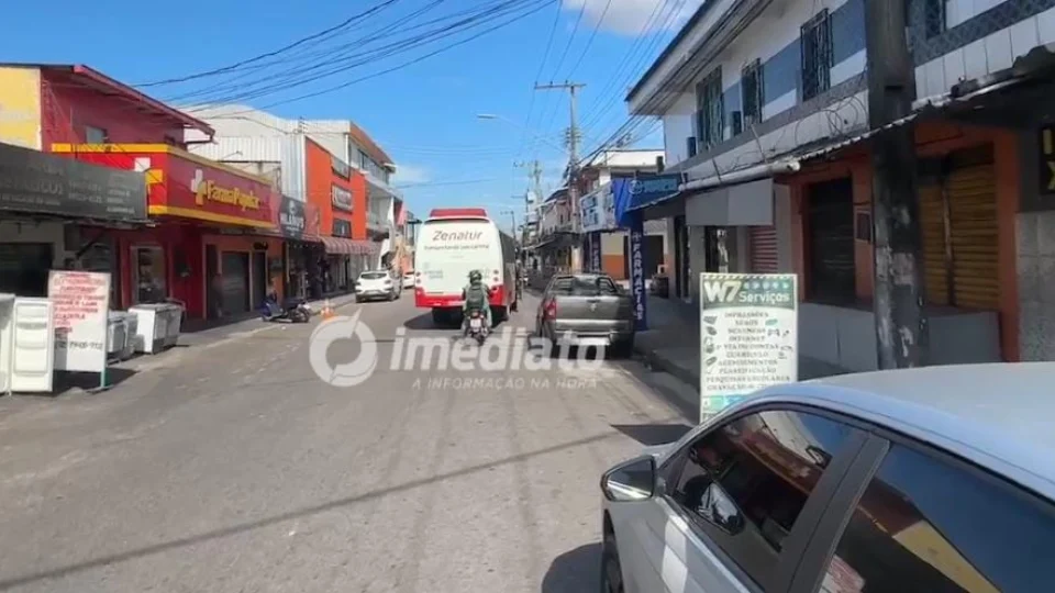 Homem é espancado após roubar mercadinho em rua de delegacia Novo Aleixo