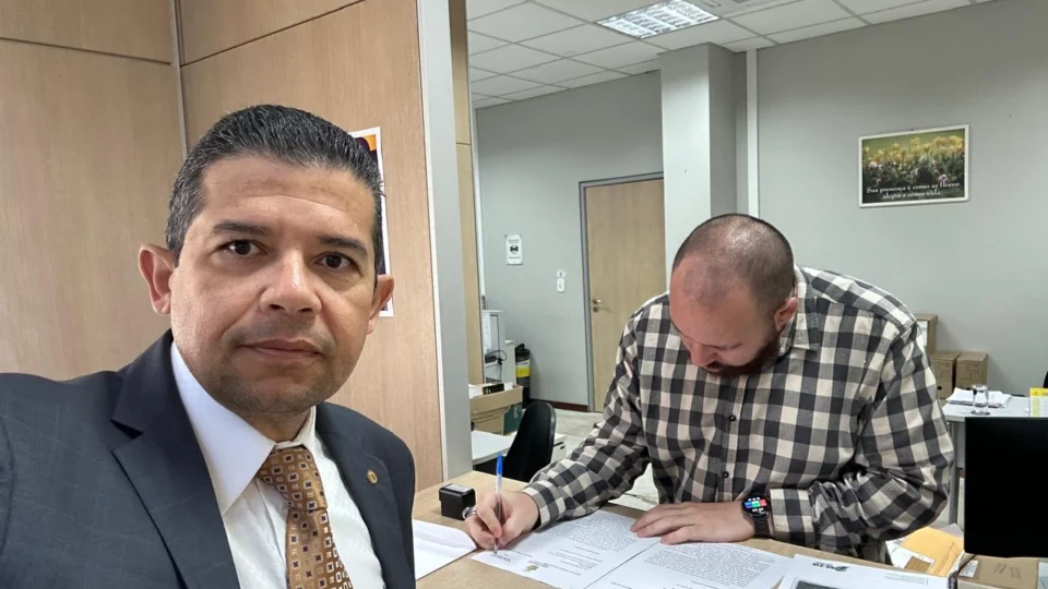 Deputado João Luiz entrega parecer técnico e ambiental da repavimentação da BR-319 no Ministério do Meio Ambiente, em Brasília