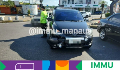 Acidente com dois véiculos no Parque 10 resulta em capotamento na via