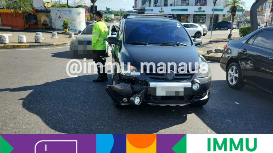 Acidente com dois véiculos no Parque 10 resulta em capotamento na via