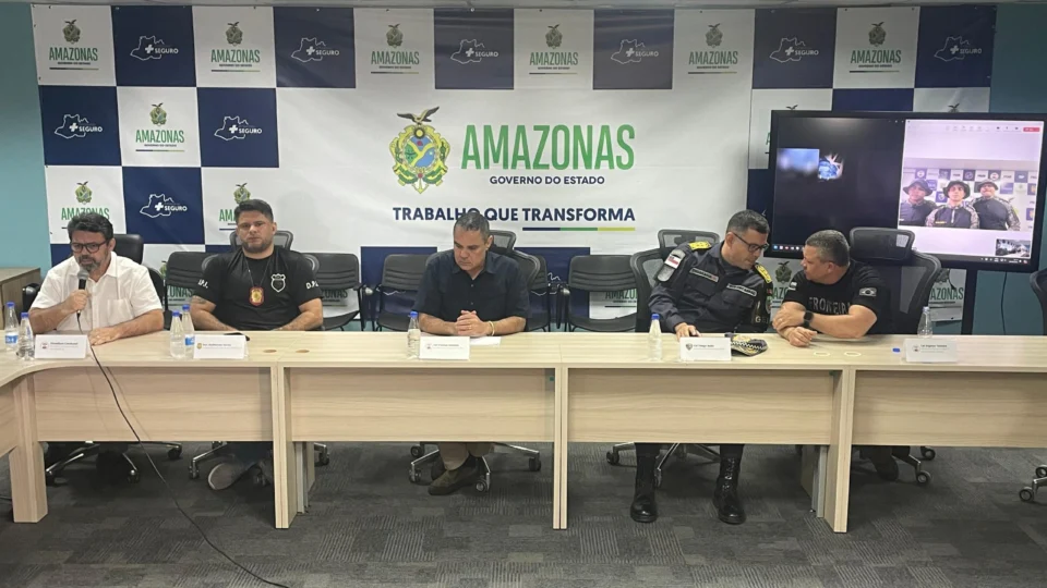 Forças de Segurança prendem 9 pessoas com mais de 1,6 tonelada de drogas, embarcações, armas e R$ 6 milhões de litros de petróleo, durante ação da Base Fluvial Arpão 1, em Coari.