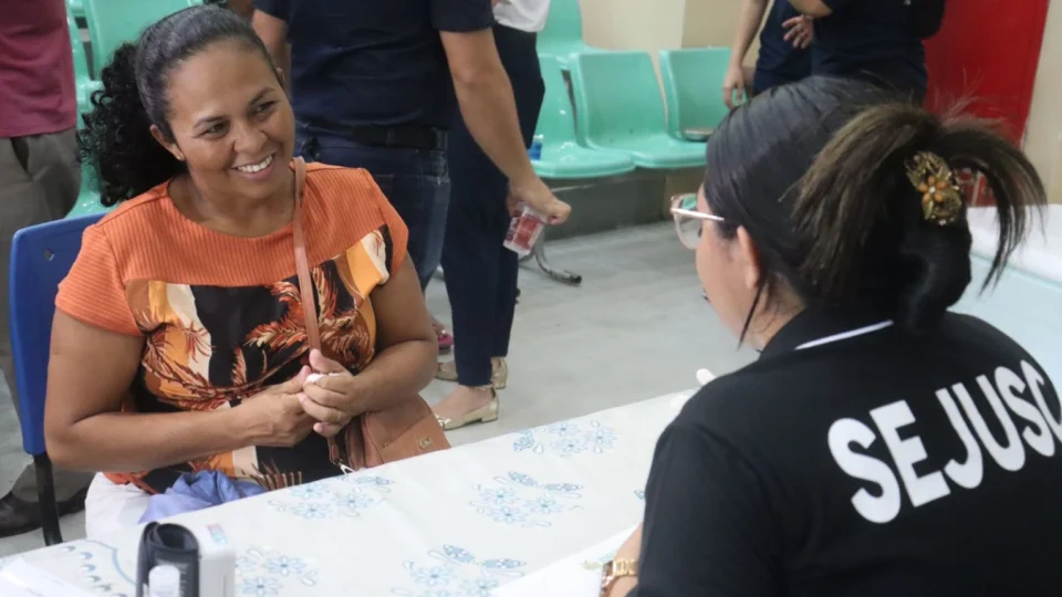 Mutirão de cidadania atende moradores e entrega documentos em zona rural no AM