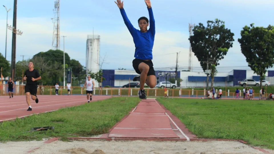 Promessa do Bolsa Esporte Estadual se destaca no salto triplo nacional